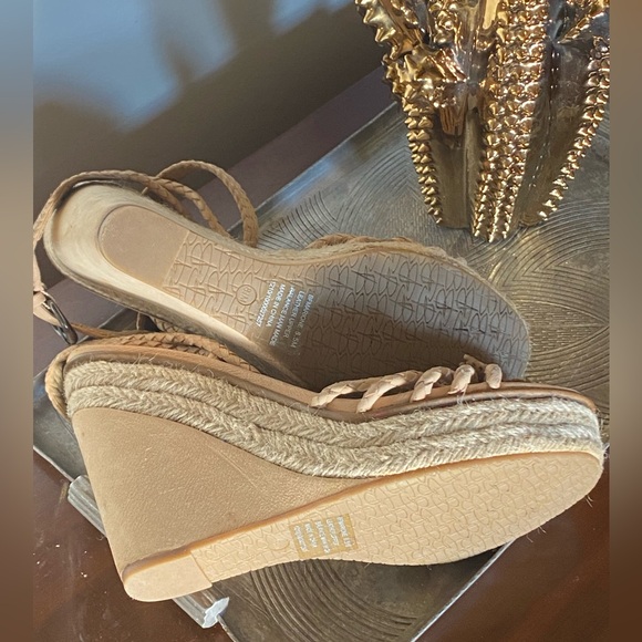 b. makowsky strappy espadrille wedges with flower detail - Picture 4 of 8